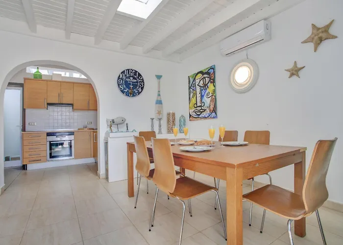 Queen Papagayo Vetusta Villa