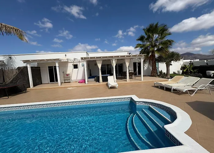 Queen Papagayo Vetusta Playa Blanca