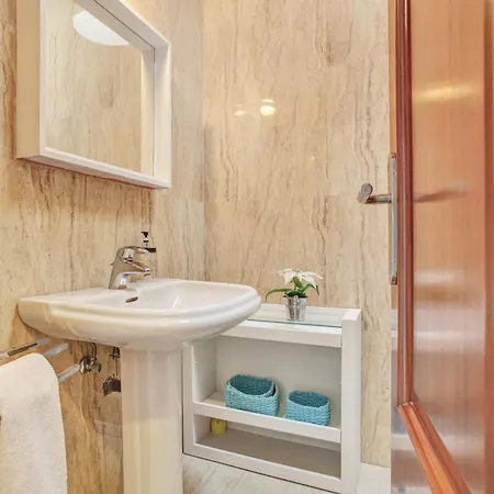 Queen Papagayo Vetusta