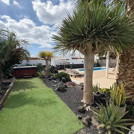 Queen Papagayo Vetusta Villa