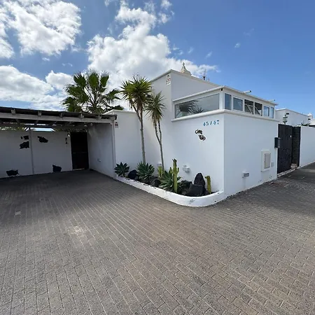 Queen Papagayo Vetusta Villa