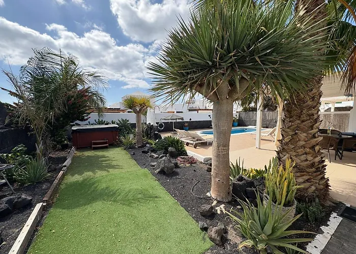 Queen Papagayo Vetusta Villa